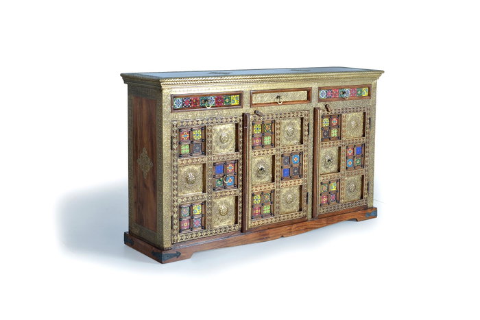 GINER Y COLOMER Aparador de estilo étnico en madera de acacia con detalles de cerámica y bronce, Cerezo